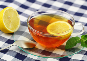 Почему лимон осветляет чай?