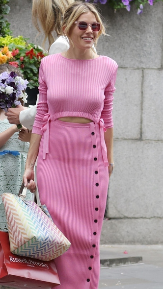 Леди в розовом: Сиенна Миллер выглядит роскошно в актуальном трикотажном комплекте