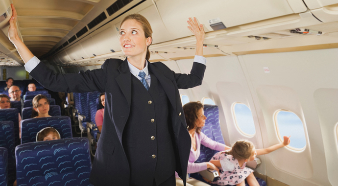 «Не надо знакомиться с нами в самолете»: стюардесса раскрывает тайны профессии