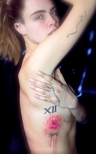 Селена Гомес и Кара Делевинь набили парные татуировки — и они очень большие!