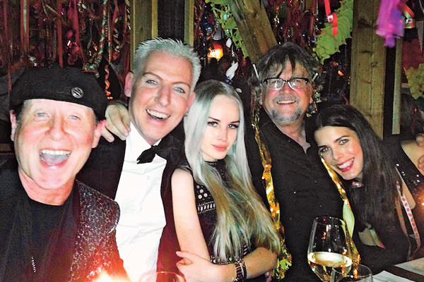 Новый год пара встретила в компании вокалиста группы Scorpions Клауса Майне (на фото крайний слева)