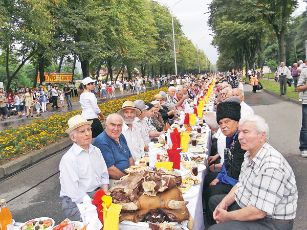 Самый длинный 1,5-километровый стол во Владикавказе объединил 3282 человека