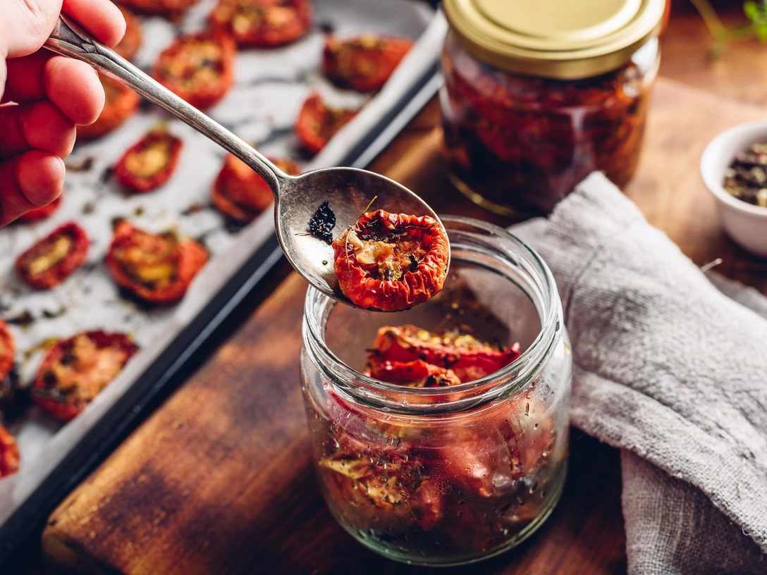 Попросят повторить: лучший рецепт вяленых помидоров, которые вы захотите готовить снова и снова | marieclaire.ru