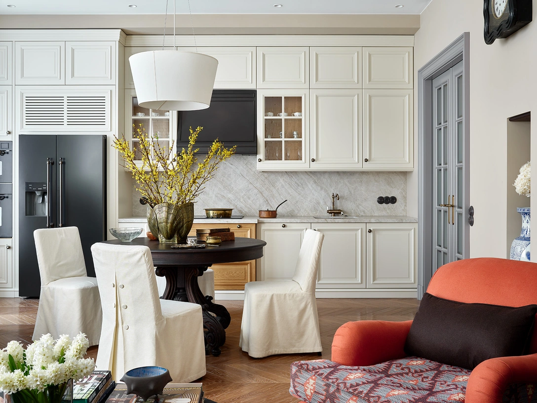Кухня, FM Bottega. Двухстворчатая дверь сделана по эскизу архитектора в столярной мастерской «НВС». | Источник: Сергей Ананьев. Стиль: Юлия Чеботарь