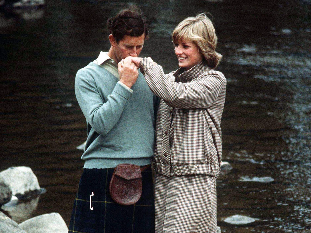 Принц Чарльз и принцесса Диана во время медового месяца в Балморале, Шотландия, 1981 | marieclaire.ru