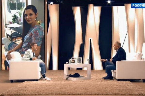 Владимир говорит, что Анна очень похожа на него в молодости | Источник: кадр из программы