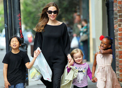 Анджелина Джоли признана самой щедрой мамой