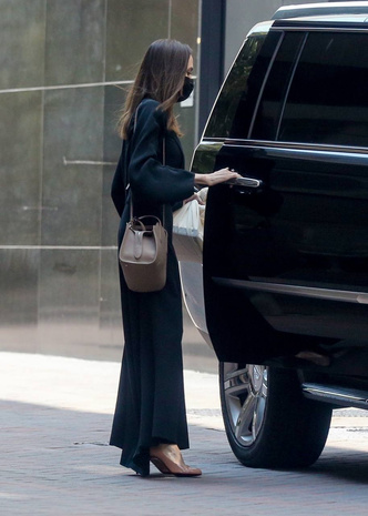 Анджелина Джоли нашла самое идеальное черное платье