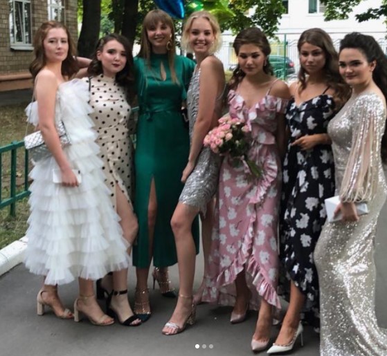 Носит обувь 41 размера, считает родственников «странными»: какой растет 19-летняя Даша Навальная