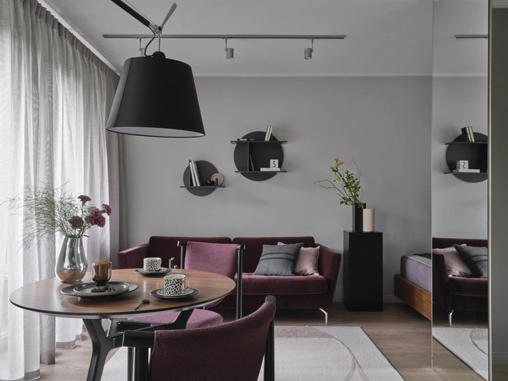 Торшер, Artemide. Диван и подвесные полки, BoConcept. Шторы, Zimmer + Rohde. Паркетная доска, Coswick. | Источник: Ник Руденко. стиль: Елена Середа и Алена Буканова