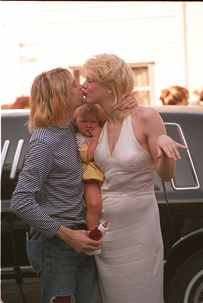 Кортни Лав и Курт Кобейн с дочерью, 1993 год
