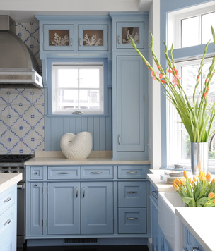 Голубой цвет на кухне: 45+ примеров