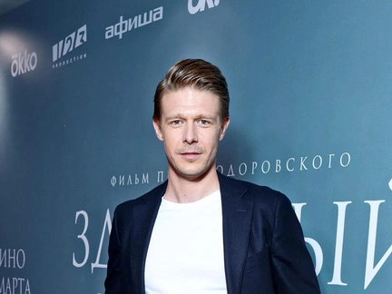 Старшенбаум со смоки айс, Ефремов в кедах: звезды на премьере фильма Тодоровского «Здоровый человек»