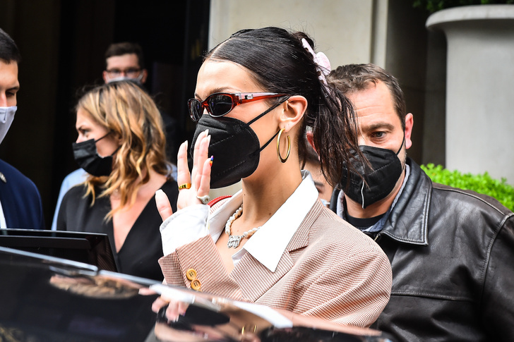 Не надо стесняться: Белла Хадид носит топы с вырезами в интересных местах