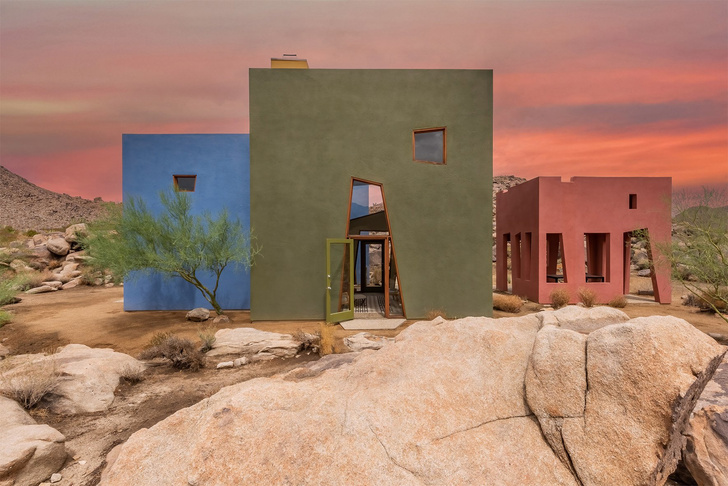 Яркий дом Джоша Швейцера среди пустыни, который можно взять в аренду