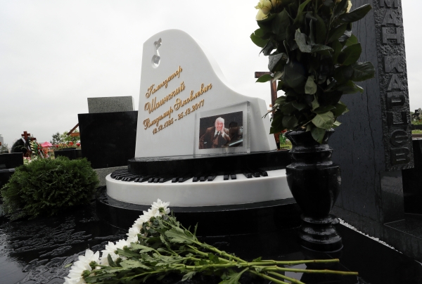 Как выглядит памятник на могиле Владимира Шаинского, который оплатила Алла Пугачева