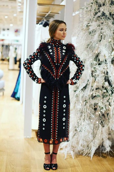 Девушке приглянулось платье, которое стоит 820 тысяч рублей