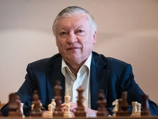 Дочь подтвердила, а жена опровергла. Что на самом деле произошло с упавшим у Госдумы Анатолием Карповым