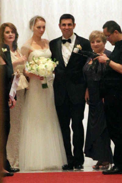 Майкл Кунис с женой Александрой в окружении гостей