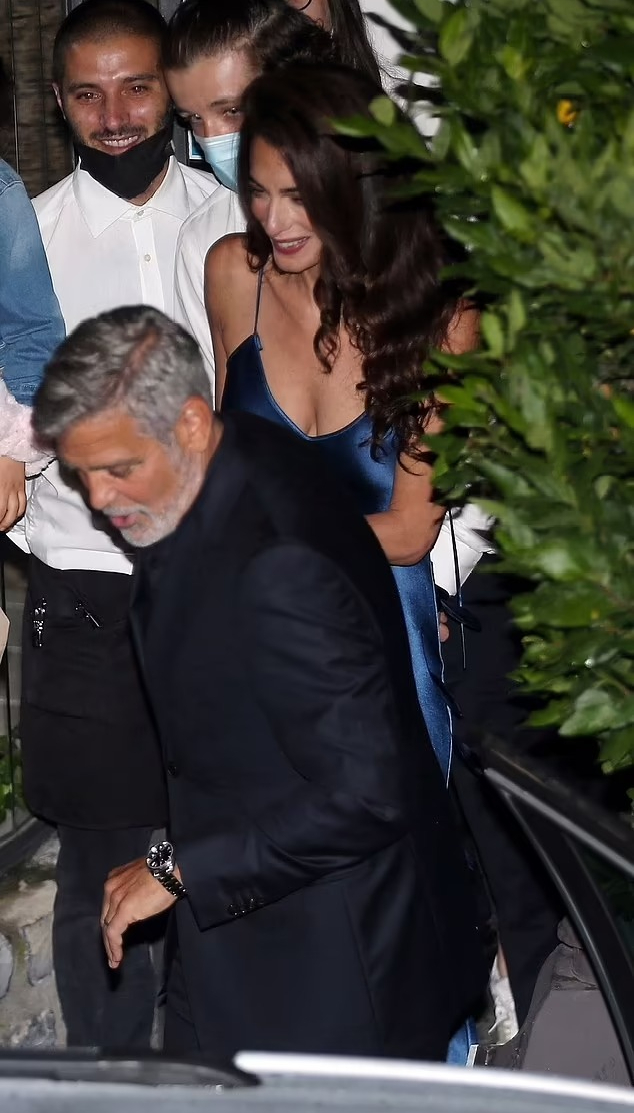 Идеальный образ для летнего свидания: платье-комбинация цвета ночного неба как у Амаль Клуни