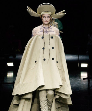 Корсеты, меховые шапки и фантазийные костюмы: коллекция Jean Paul Gaultier х Sacai Couture FW 2021/22