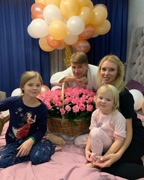 Татьяна Тотьмянина с Алексеем Ягудиным и дочерьми