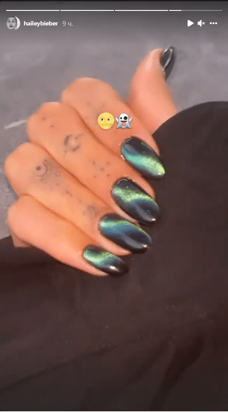 Маникюр «кошачий глаз»: Хейли Бибер показала, как стильно носить темные ногти