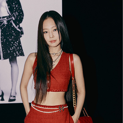 Красная мини-юбка и укороченный жилет: оцени образ Дженни из BLACKPINK на шоу Chanel 😍