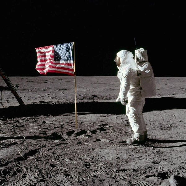 Базз Олдрин и флаг США | Источник: NASA