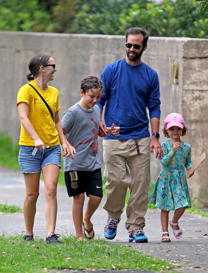 В полном составе: актриса Натали Портман на прогулке с семьей