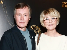 Меньшова с мужем, Меньшиков с женой и одинокая Чиповская: звезды на юбилее худрука Театра Пушкина