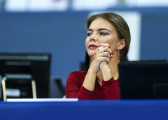 В растянутых трениках, но с идеальной укладкой: непривычный образ Алины Кабаевой на сборах Академии