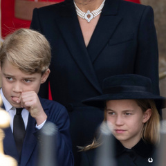 Самый грустный день: как перенесли похороны королевы принцесса Шарлотта и ее брат Джордж