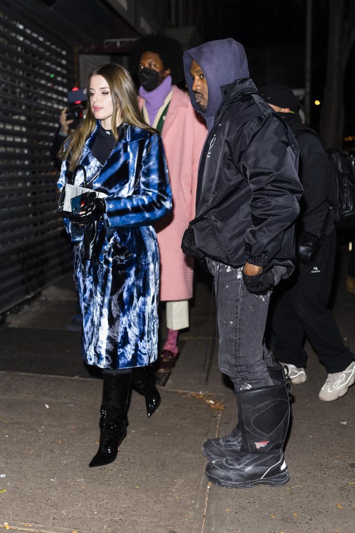 Фото №1 - Джулия Фокс носит мраморное пальто на очередном свидании с Канье Уэстом. Этот роман набирает обороты. Что думает Ким?