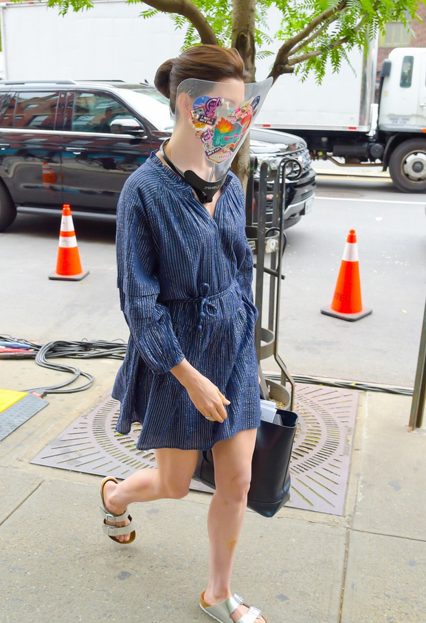 Фото №3 - Спасаемся от жары: Энн Хэтэуэй в прозрачной маске и синей тунике