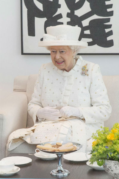Королева не отказывается от сладкого даже во время деловых встреч