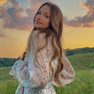 Лук дня: Лиза Анохина в романтичном платье с цветочным принтом 😍
