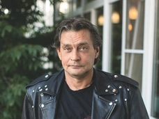 Александр Домогаров: «Дома я могу заниматься чем угодно – есть, спать, выпивать. Это никого не касается!»