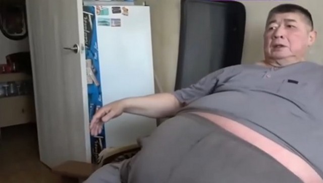 «Поскорее умереть и не мучиться»: мужчина располнел до 220 килограммов и не может сделать операцию