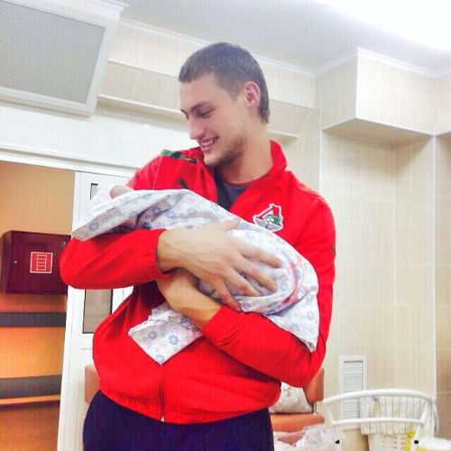 Счастливый Александр Задойнов с новорожденной дочкой