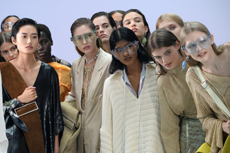Прозрачные ткани, бахрома и лунные камни в самой нежной коллекции Acne Studios SS21