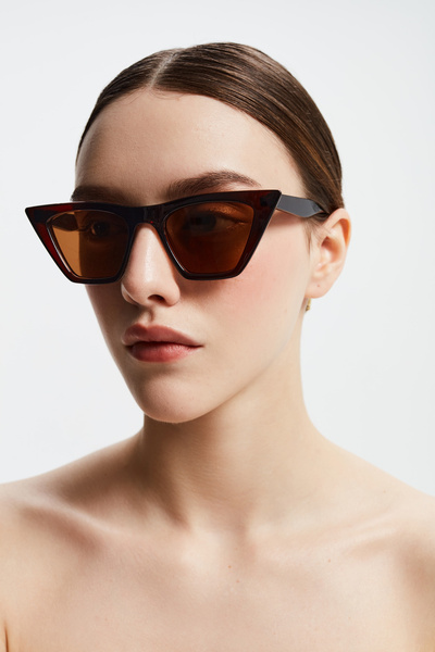 Солнцезащитные очки в многоугольной оправе