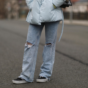 С чем носить рваные джинсы — тренд весны 2021