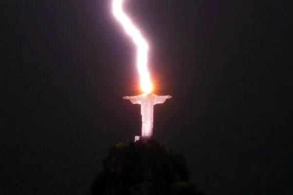 Молния попала в статую Христа-Искупителя в Рио-де-Жанейро: мистическое знамение или физика?