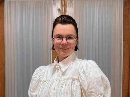 Отошла от бабушкиного гардероба и стала куклой! Жена Евгения Петросяна позирует в розовом платьице