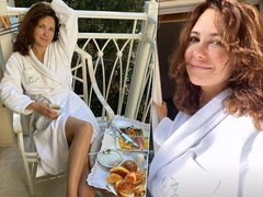 Утренняя звезда: Климова смело делает фото без макияжа на заспанном лице