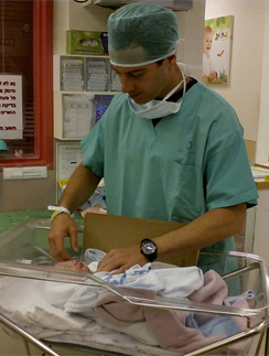 Антон Макарский с новорожденным сыном Иваном в больнице Шаарей Цедек в Иерусалиме