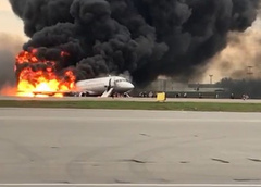 В Москве на полосе горит самолет