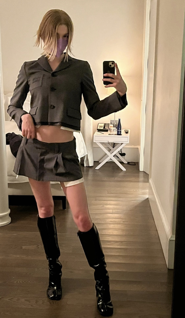 Актриса-трансгендер Хантер Шафер показывает, как носить ту-самую-юбку Miu Miu длиной чуть шире пояса