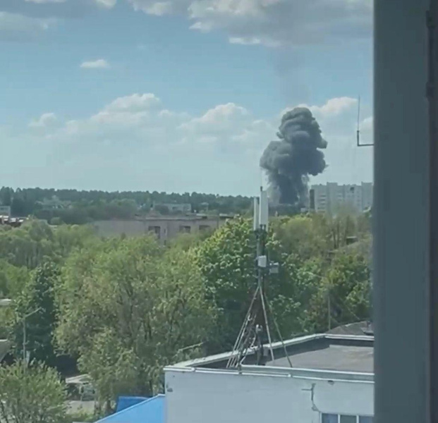 Гибель двух человек, поврежденные дома, горящие обломки. Кадры крушения Ми-8 и Су-34 в Брянской области